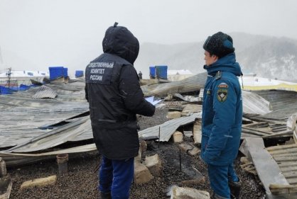 Следователями по факту возгорания крыши многоквартирного дома в городе Невельске проводится процессуальная проверка